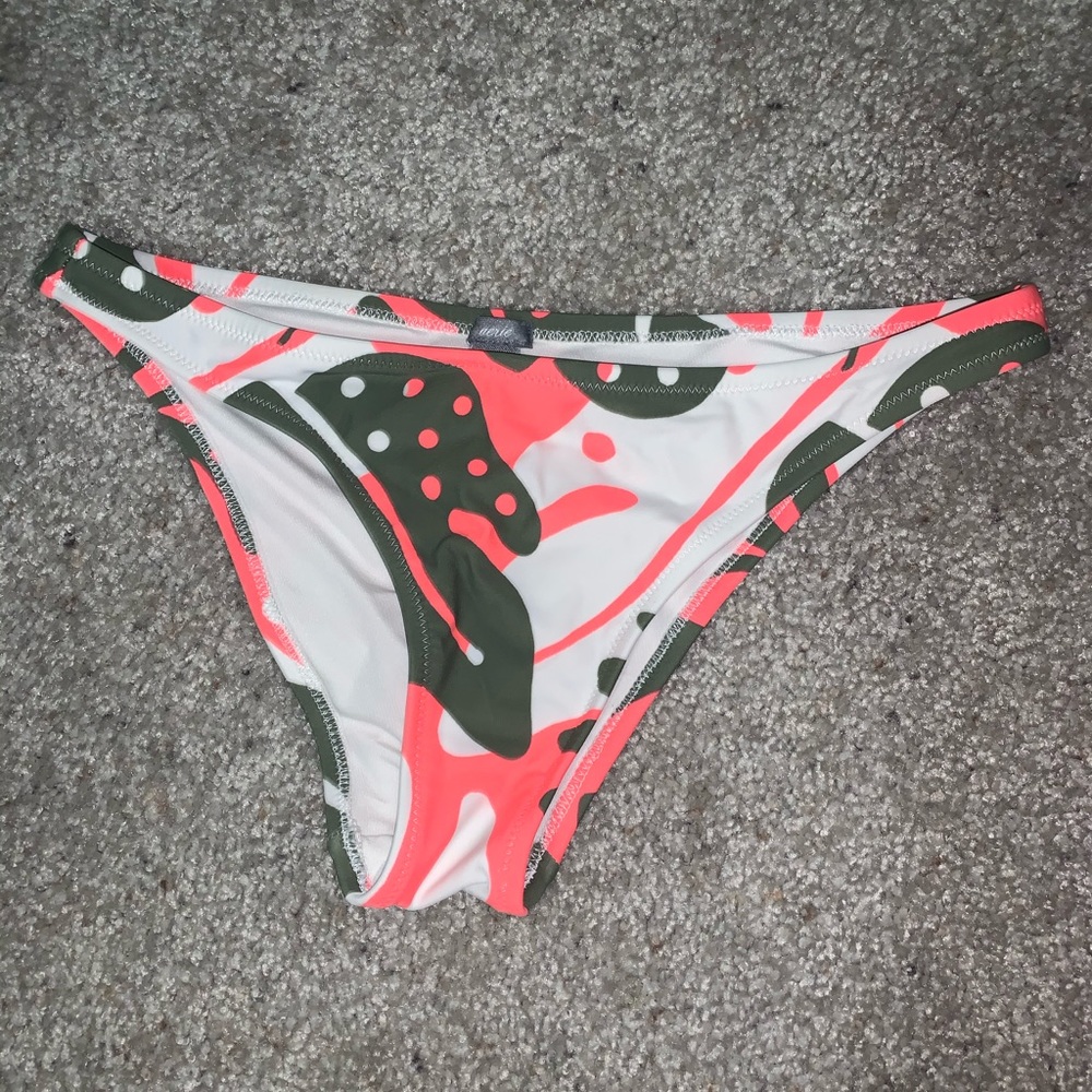 Size medium Aerie bottoms